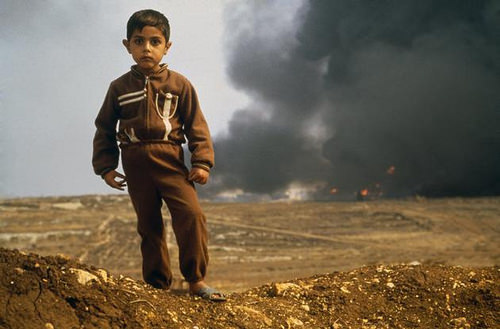 A young Palestinian boy at the Tripoli front ⓒEli Reed