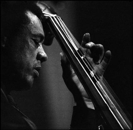 Playing bass, the American jazz musician Charles MINGUS ⓒGuy Le Querrec