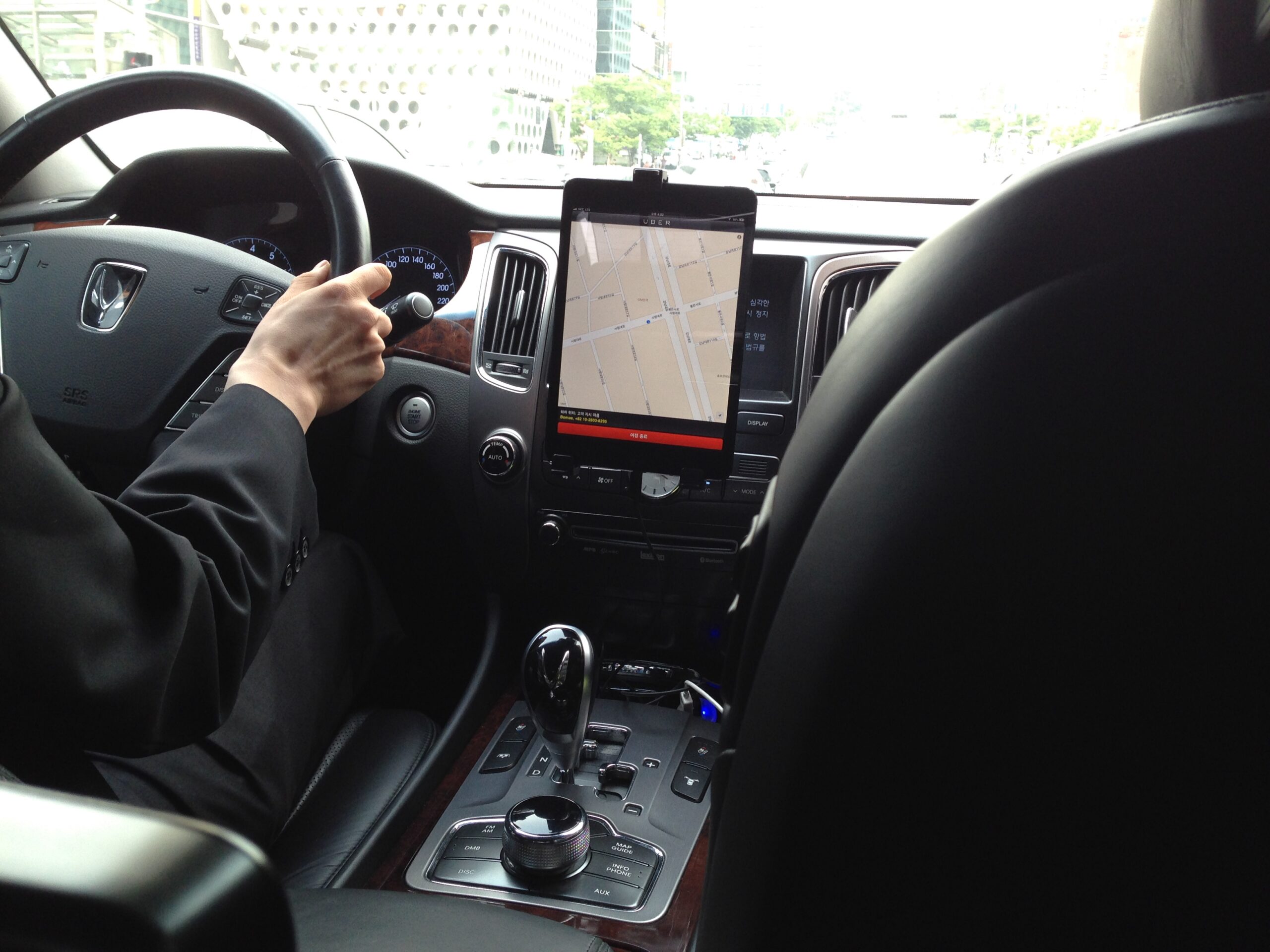 한국 진출한 우버(UBER), 택시를 대신할 수 있을까