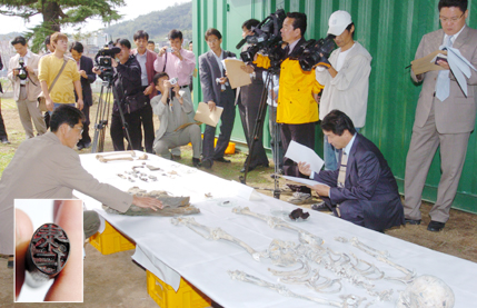 2004년 경남대학교에서 열린 마산 진전 여양리 피학살 민간인 유해 발굴 작업 결과 보고회에서 이상길 교수가‘태인’이라는 이름이 새겨진 도장과 관련 유골·유물을 설명하고 있다./유은상 기자