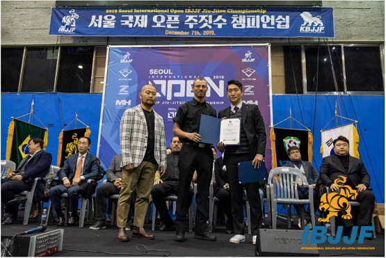 김세진 위원은 현재 대한브라질리언주짓수연맹에서 부회장이다. 2019년 IBJJF 국제브라질리언주짓수연맹에서 주관하는 국제대회가 서울에서 열렸을 때 심사위원에게 감사장을 전달했다. 주짓수를 좋아하게 된 계기는 종목 자체의 매력도 있지만 다양한 국적의 사람들과 소통채널이 될 수 있다는 장점 때문이었다. (사진 출처: KBJJF) 