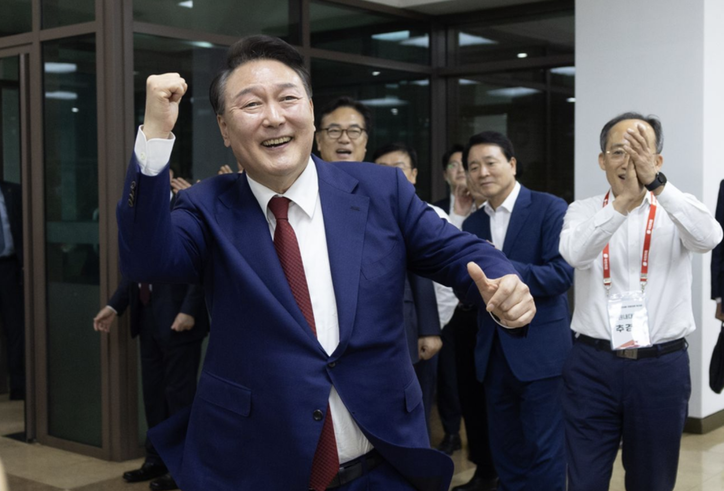 지지율 21% 윤석열, 그날 꼭 술을 마셨어야 했나: 슬로우레터 6월3일. - 슬로우뉴스.