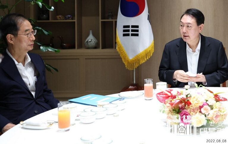 한덕수의 동문서답, “국가 발전 차원에서 계엄은 받아들이기 어렵다”
