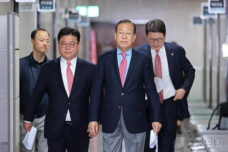 국민의힘 정당 쿠데타, 국민의힘 당원 투표로 23시간 만에 해제.