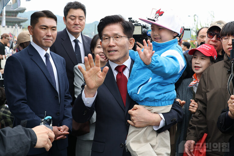 ‘버리는 카드’였는데, 김문수가 버티면 국민의힘은 다른 카드가 없다: 슬로우레터 5월7일.
