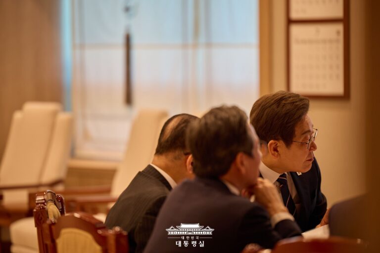 “이빨 다 빠진다”, ‘워커홀릭’ 대통령에 혹사 당하는 참모들: 슬로우레터 7월2일.