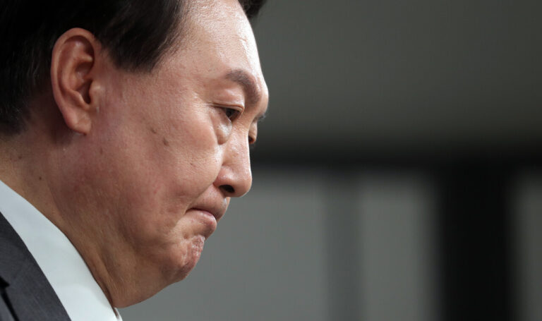 내가 갇힌 곳이 내가 숨을 곳이다, 기상천외한 윤석열의 도주: 슬로우레터 8월20일.