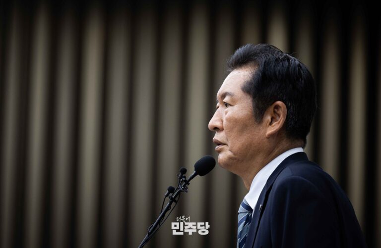 “악수도 안 하겠다”는 정청래, 국민의힘은 “깨질 수밖에 없는 판, 무력하기 그지없다”: 슬로우레터 8월5일.