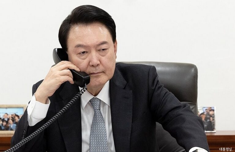 수화기 너머 윤석열 목소리, “총 쏴서라도 문 부수고 들어가라”