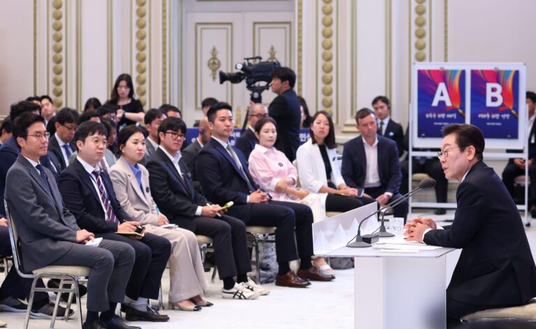 허위 보도 처벌 질문에 이재명, “언론이 내 아들 인생 망쳤다”: 슬로우레터 9월12일.