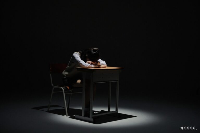 폭력의 구조: 2011년 대구에서 떨어진 한 작고 슬픈 공