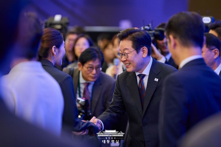 법원으로 옮겨간 내란 척결, 삼권분립의 문제가 아니다: 슬로우레터 9월16일.