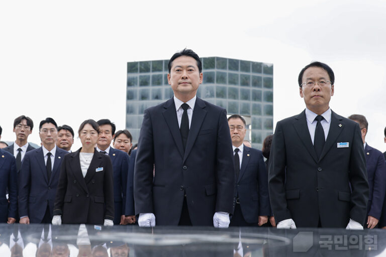 조선일보도 한심해 하는 장동혁의 윤석열 면회: 슬로우레터 10월20일.