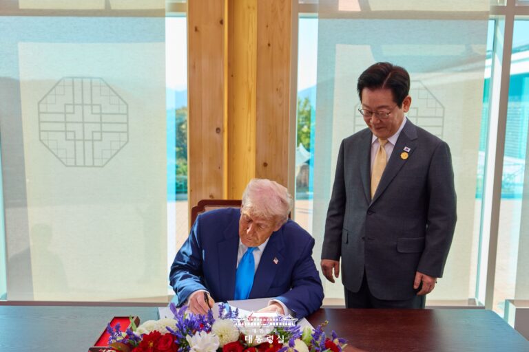 새벽 6시47분 트럼프의 메시지, “나는 그들에게 핵 추진 잠수함을 승인했다”: 슬로우레터 10월30일. 