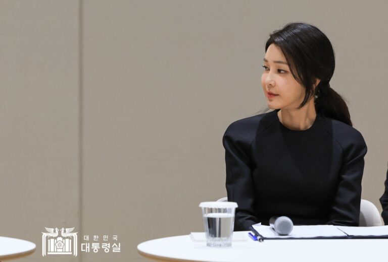 김건희와 은밀한 메시지 주고 받은 새로운 등장인물, 특검 들이닥치자 2층에서 뛰어내려 도망갔다: 슬로우레터 11월7일.