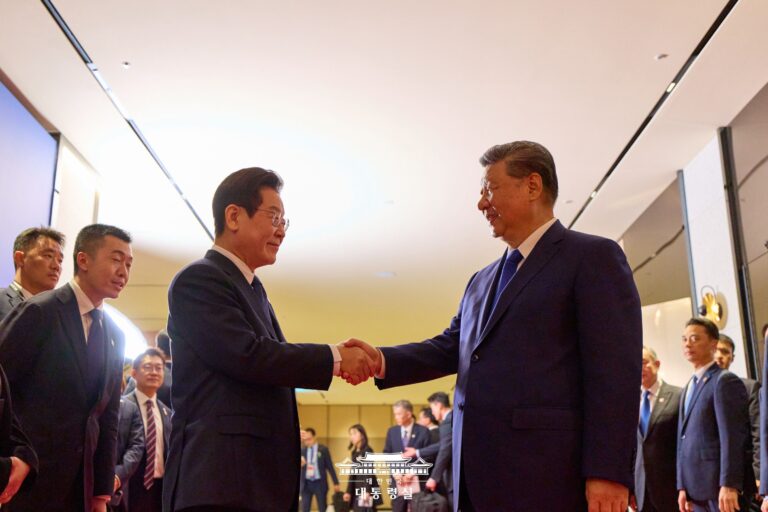 “통신 보안은 잘됩니까”, 외교 천재 이재명의 드립에 시진핑도 파안대소: 슬로우레터 11월3일.