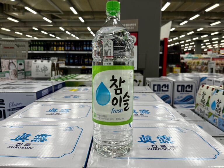 윤석열 순방갈 때 소주 페트병 10병, 소폭 말아먹고 업혀 나온 적도 있다: 슬로우레터 11월25일.