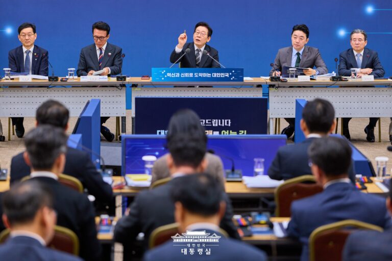 ‘똑부’ 보스의 디테일 욕심, 공항에서 책갈피 검사할 건가: 슬로우레터 12월15일. 