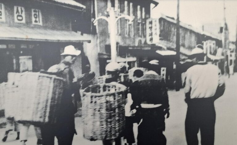 희망을 줍는 ‘민주주의전당’의 넝마주이