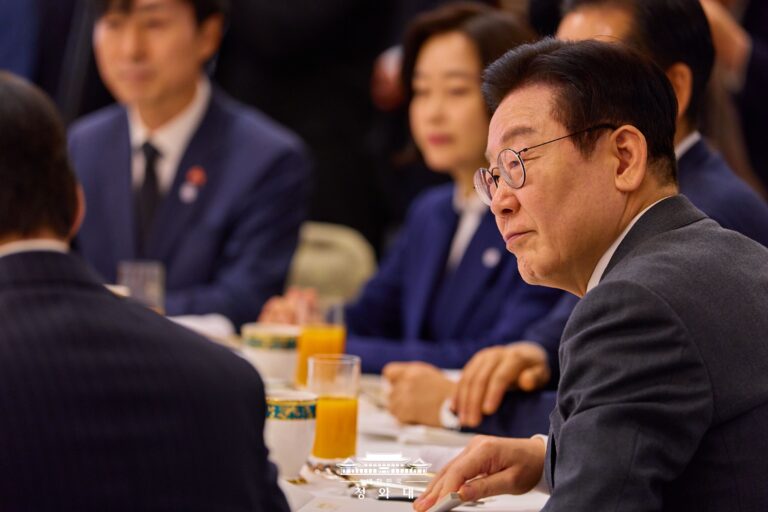 정청래 만난 이재명의 돌직구 조크, “혹시 반명입니까”: 슬로우레터 1월20일.