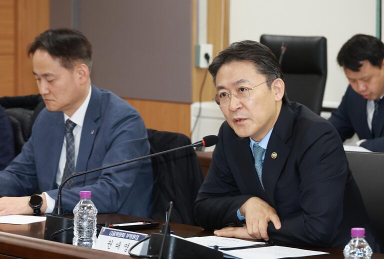 부패한 이너서클의 핵심, 거수기로 전락한 사외 이사부터 손본다.