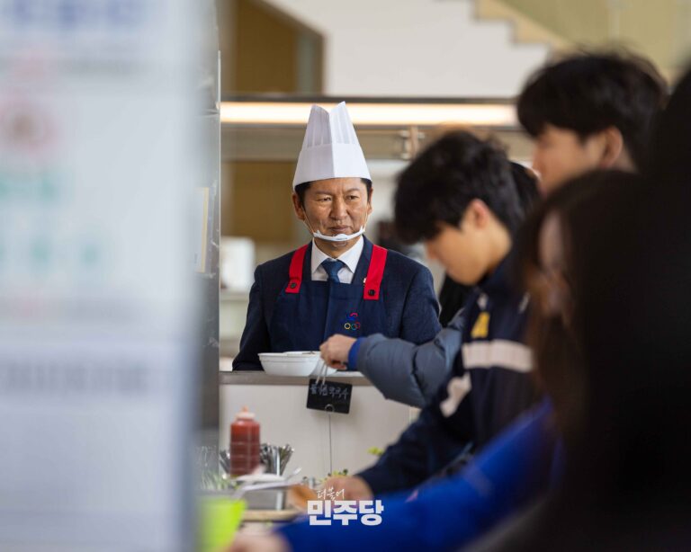 “합당은 반란, 두 개의 태양은 안 돼”, 민주당 내전으로 가나: 슬로우레터 2월3일.