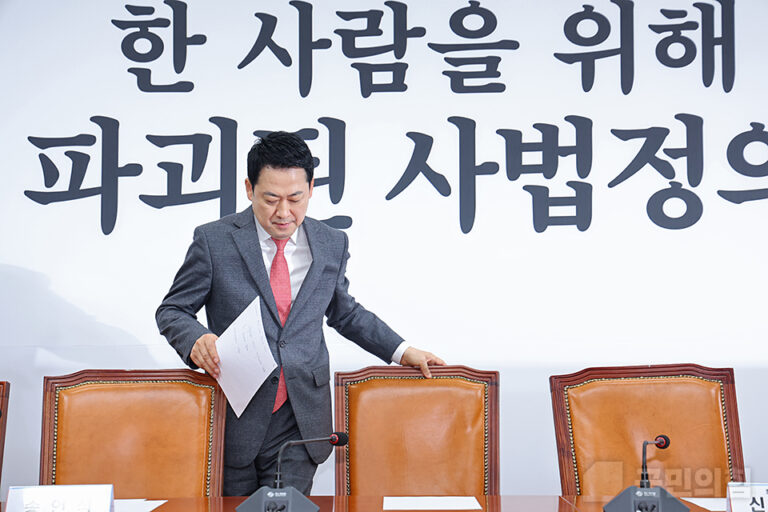 짠물의 힘, 장동혁이 선거 패배 이후에도 버틸 거라는 관측이 나온다: 슬로우레터 3월30일.