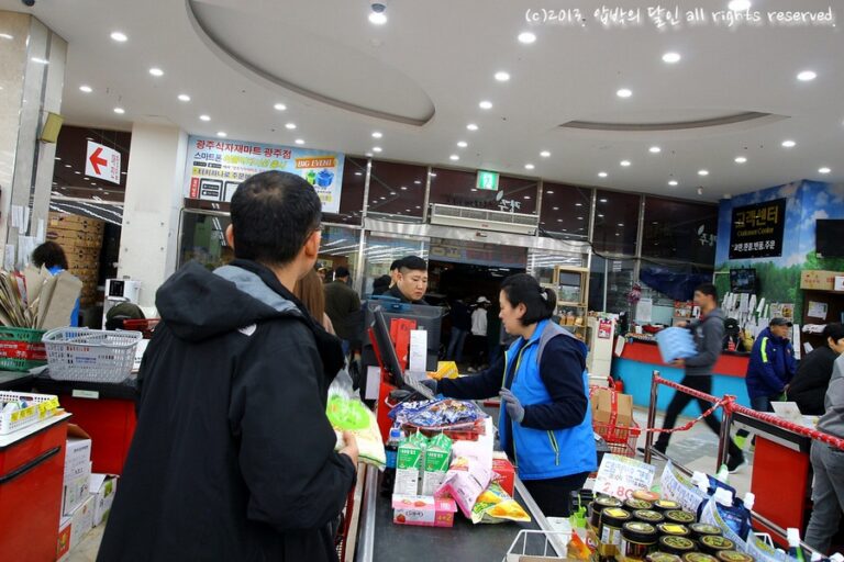 규제 사각지대서 공룡된 ‘식자재마트’ 어찌할꼬.