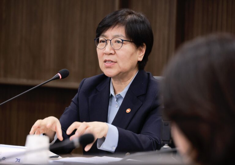 ‘방역 영웅’의 사과: 뒤늦게 확인된 코로나 백신 관리 구멍.