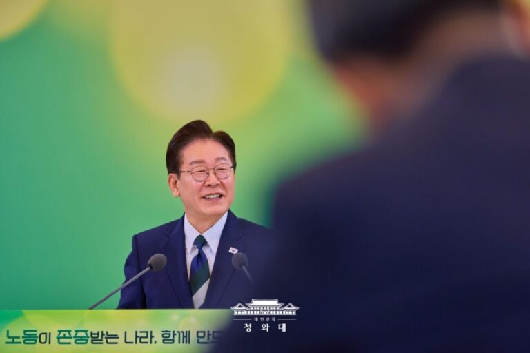 이스라엘과 맞장 뜨는 이재명, 누가 달을 안 보고 손가락을 보나: 슬로우레터 4월13일.