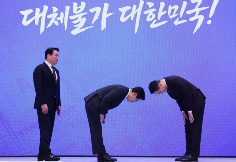 4755조 원 투자 계획에 90도 폴더 인사, 이재용보다 더 숙였다: 슬로우레터 6월30일.