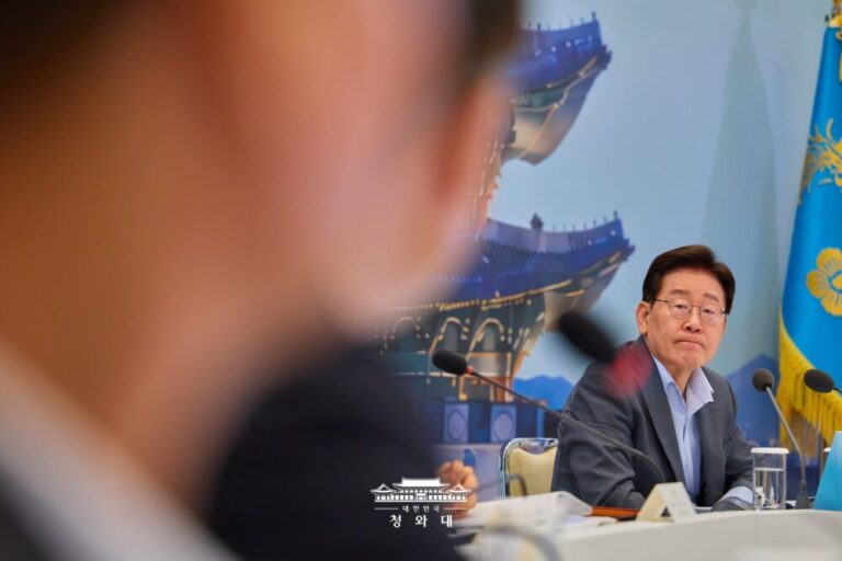 지지율 43%, 이재명 정부 최대 위기: 슬로우레터 8월11일.