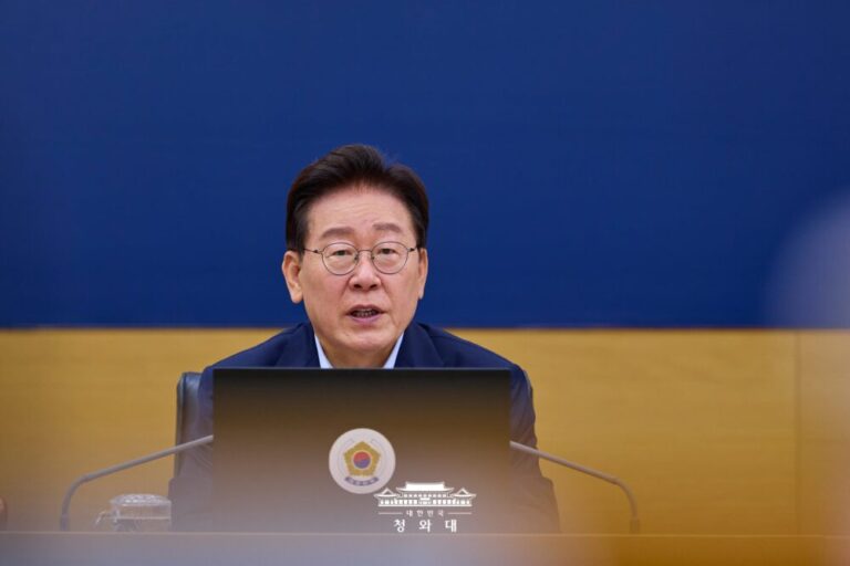 “세금 만지면 욕 먹게 돼 있다, 무조건 기어서 다녀라”: 슬로우레터 8월12일.