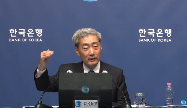 “호미로 막는다” 연속 금리인상 한은… ‘800조+α’ 슈퍼예산안엔 “엇박자 아냐.”