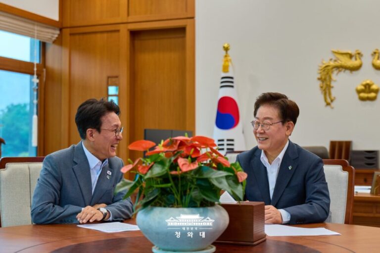 김민석이 끌어낸 코끼리, “노무현 탄핵하던 시기와 비슷하다”: 슬로우레터 9월15일.