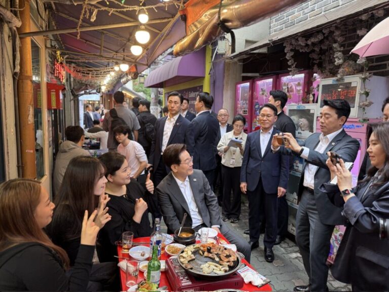 버림받은 이들의 안식처였던 종로3가, 더 이상 쿨하지 않은 이유: 슬로우레터 9월24일.