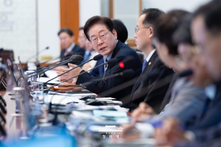 국무회의 생중계라는 연극을 그만둬야 지지율 오른다: 슬로우레터 10월15일.