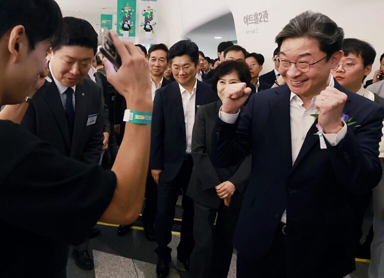CNBC 앵커 촌철살인 “한국 금융당국, 삼전닉스 레버리지 쏠림 땐 어디 있었나?”